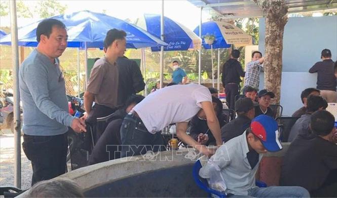 Trong ảnh: Lực lượng công an bắt quả tang, làm việc với các đối tượng. Ảnh: TTXVN phát