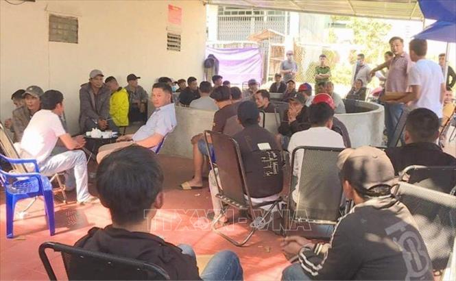 Trogna rnh: Lực lượng công an bắt quả tang, làm việc với các đối tượng. Ảnh: TTXVN phát