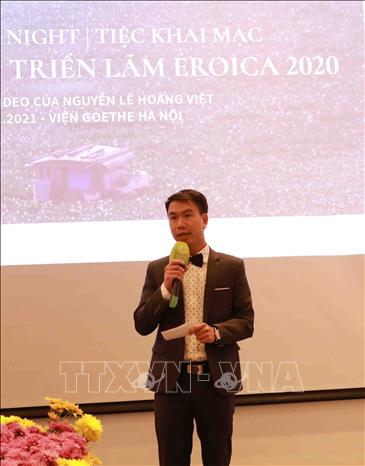 Trong ảnh: Đạo diễn Nguyễn Lê Hoàng Việt phát biểu giới thiệu về tác phẩm của mình tại triển lãm. Ảnh: Vũ Sinh - TTXVN