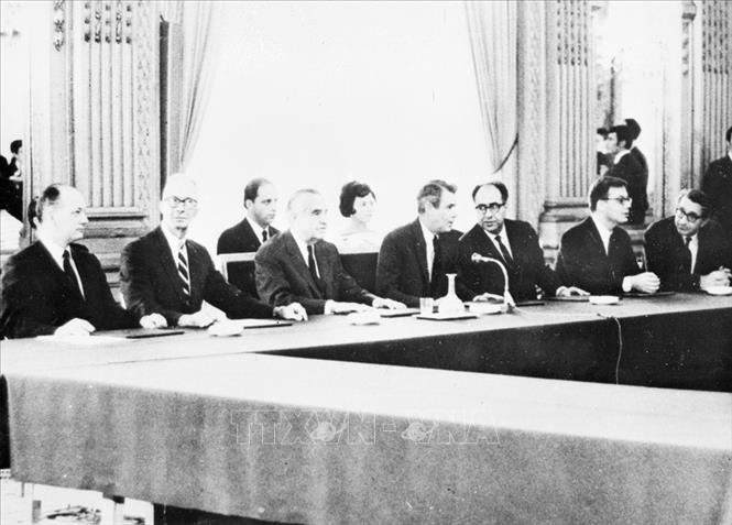 Trong ảnh: Đoàn đại biểu Mỹ tại Hội nghị 2 bên Mỹ - VNDCCH khai mạc tại Paris (Pháp) ngày 13/5/1968. Ảnh: TTXVN