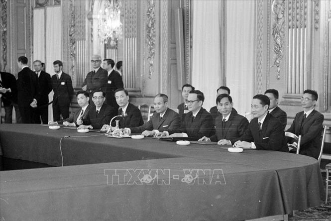 Trong ảnh: Đoàn đại biểu VNDCCH do Bộ trưởng Xuân Thủy dẫn đầu trong phiên họp đầu tiến tại Paris (Pháp) ngày 13/5/1968. Ảnh: Văn Lượng - TTXVN