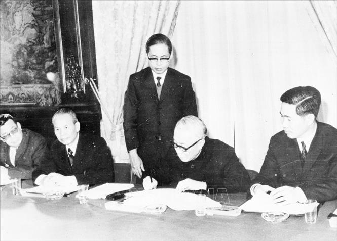 Trong ảnh: Cố vấn Lê Đức Thọ và Tiến sĩ Henry Kissinger, cố vấn Hoa Kỳ trong lễ ký tắt Hiệp định về chấm dứt chiến tranh, lập lại hòa bình ở Việt Nam tại Paris (Pháp) ngày 23/1/1973. Ảnh: TTXVN