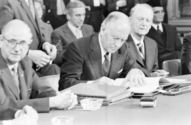 Trong ảnh: Bộ trưởng Ngoại giao Hoa Kỳ William Harriman ký Hiệp định Paris, ngày 27/1/1973, tại Trung tâm Hội nghị quốc tế ở thủ đô Paris (Pháp). Ảnh: Văn Lượng - TTXVN