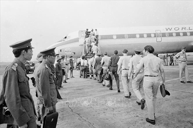 Trong ảnh: Tại căn cứ Tân Sơn Nhất, binh lính Mỹ rút khỏi miền Nam Việt Nam dưới sự giám sát của quân dội nhân dân và quân giải phóng ngày 19/3/1973. Ảnh: Hứa Kiểm - TTXVN