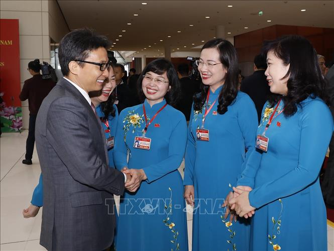 Trong ảnh: Các nữ đại biểu đoàn Đảng bộ tỉnh Quảng Ninh với đồng chí Vũ Đức Đam, Ủy viên Trung ương Đảng, Phó Thủ tướng Chính phủ. Ảnh: TTXVN