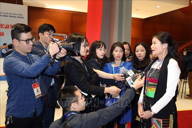 Trong ảnh: Nữ đại biểu dân tộc thiểu số trả lời phỏng vấn của phóng viên các cơ quan thông tấn, báo chí. Ảnh: TTXVN