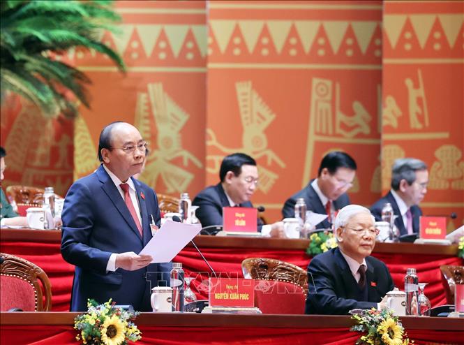 Photo: Prime Minister Nguyen Xuan Phuc, Politburo member, on behalf of the Congress's Presidium, chairs the session. VNA Photo