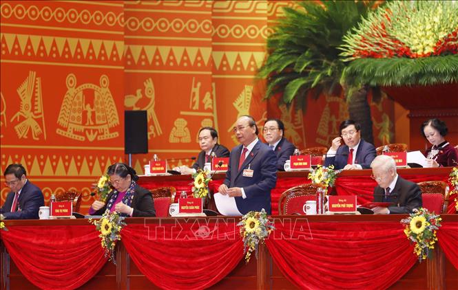 Photo: Prime Minister Nguyen Xuan Phuc, Politburo member, on behalf of the Congress's Presidium, chairs the session. VNA Photo