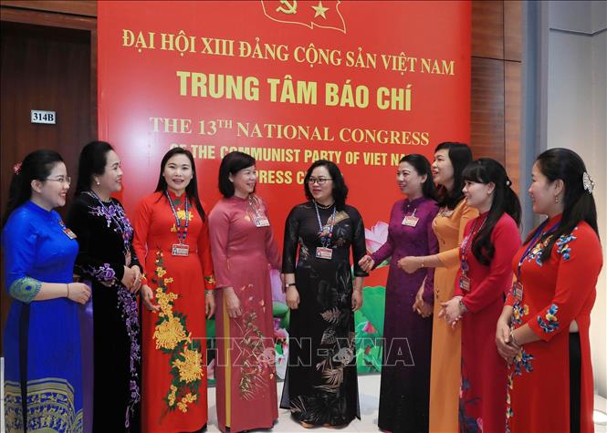 Trong ảnh: Các nữ đại biểu trao đổi bên lề phiên làm việc sáng 27/1 - ngày làm việc thứ ba của Đại hội. Ảnh: TTXVN