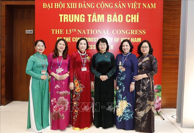 Trong ảnh: Phó Chủ tịch nước Đặng Thị ngọc Thịnh với các đại biểu nữ dự Đại hội ngày 27/1. Ảnh: TTXVN