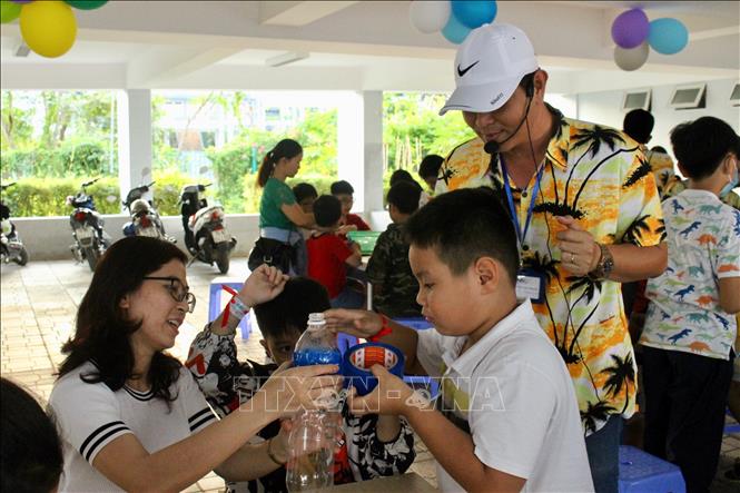 Trong ảnh: Các bạn học sinh tiểu học trên địa bàn thành phố Nha Trang với hoạt động trải nghiệm khoa học phóng tên lửa nước do Đài thiên văn Nha Trang tổ chức. Ảnh: Phan Sáu - TTXVN