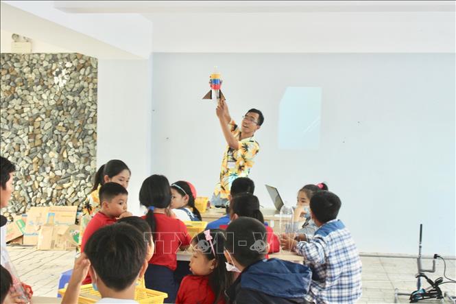 Trong ảnh: Nhân viên của Đài thiên văn Nha Trang phổ biến kiến thức về khoa học vũ trụ và cách làm tên lửa trong hoạt động phóng tên lửa nước của hoạt động trải nghiệm 