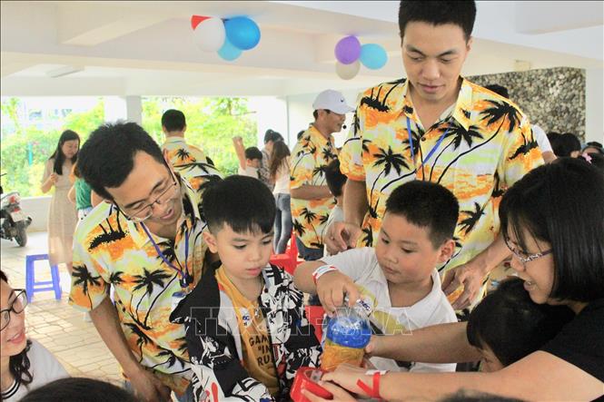 Trong ảnh: Các bạn học sinh tiểu học với hoạt động trải nghiệm khoa học phóng tên lửa nước do Đài thiên văn Nha Trang tổ chức. Ảnh: Phan Sáu - TTXVN