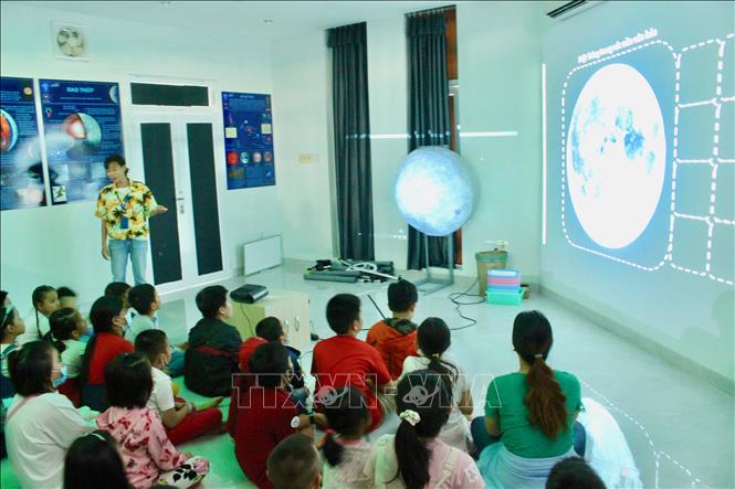 Trong ảnh: Hoạt động phổ biến kiến thức về mặt trăng dành cho các bạn nhỏ khi đến tham quan tại Đài thiên văn. Ảnh: Phan Sáu - TTXVN