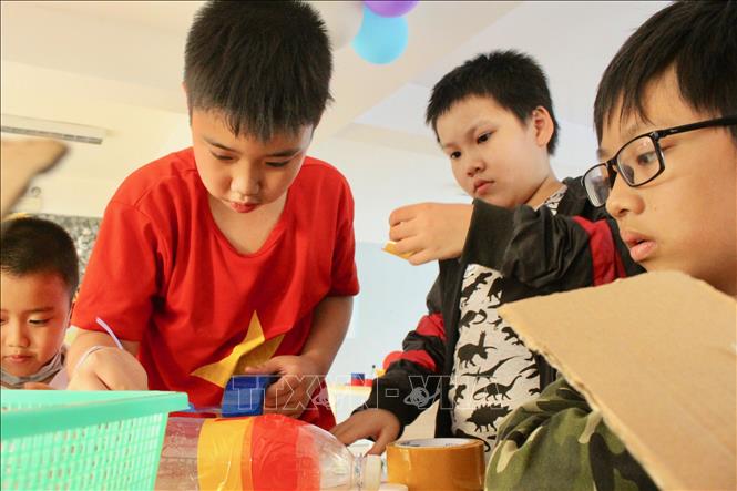 Trong ảnh: Các bạn học sinh tiểu học trên địa bàn thành phố Nha Trang với hoạt động trải nghiệm khoa học phóng tên lửa nước do Đài thiên văn Nha Trang tổ chức. Ảnh: Phan Sáu - TTXVN