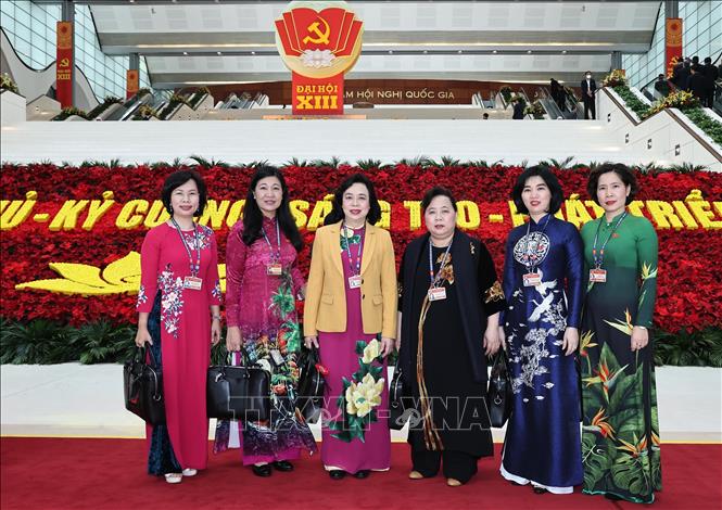 Trong ảnh: Các nữ đại biểu đoàn Đảng bộ TP Hà Nội dự Đại hội. Ảnh: TTXVN