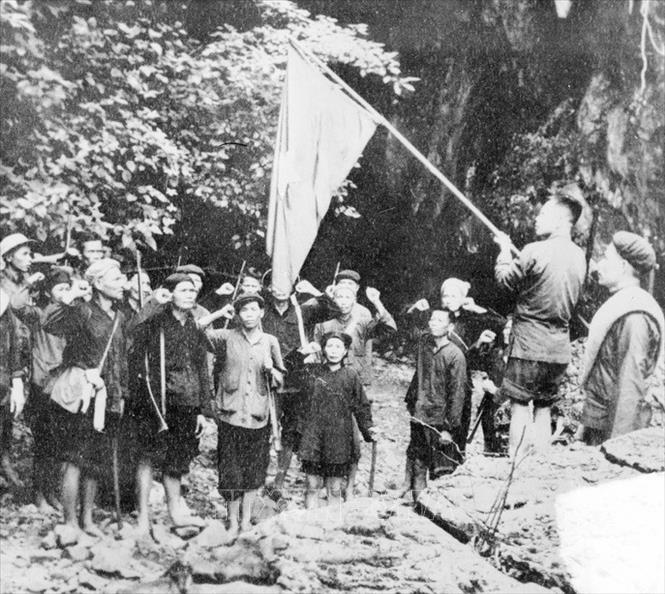 Trong ảnh: Đội du kích đầu tiên ở Việt Nam do Đảng lãnh đạo ra đời ở Bắc Sơn (tỉnh Cao Lạng) năm 1940. Ảnh: TTXVN
