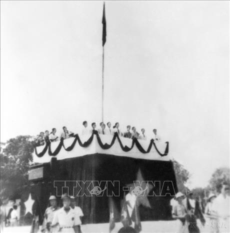 Trong ảnh: Ngày 2/9/1945, tại Quảng trường Ba Đình – Hà Nội, Chủ tịch Hồ Chí Minh đọc “Tuyên ngôn Độc lập”, tuyên bố sự ra đời của nước Việt Nam Dân chủ Cộng hòa. Ảnh: Tư liệu TTXVN