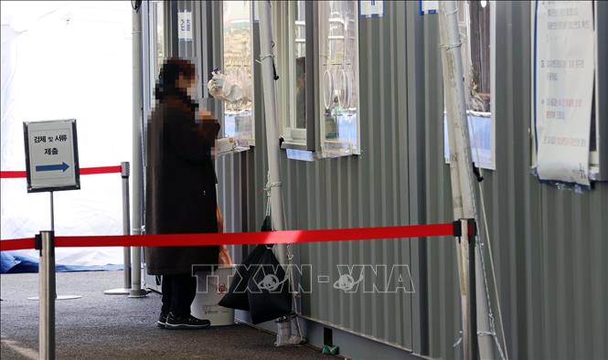 Trong ảnh: Nhân viên y tế lấy mẫu xét nghiệm COVID-19 tại Seoul, Hàn Quốc, ngày 23/1/2021. Ảnh: YONHAP/TTXVN