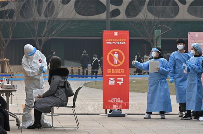 Trong ảnh: Nhân viên y tế lấy mẫu xét nghiệm COVID-19 tại Seoul, Hàn Quốc. Ảnh: AFP/TTXVN