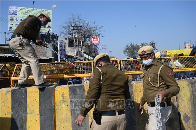 Trong ảnh: Cảnh sát đặt chướng ngại vật ngăn những người biểu tình quá khích tại  Singhu, Ấn Độ, ngày 27/1/2021. Ảnh: AFP/TTXVN