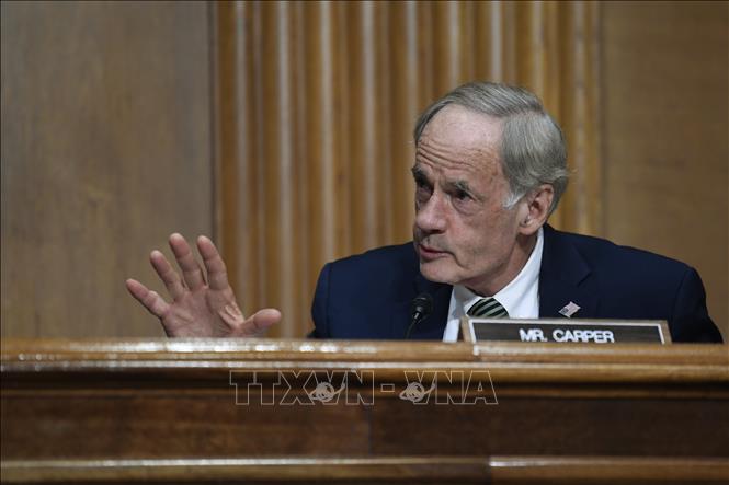 Trong ảnh: Thượng nghị sĩ Mỹ Tom Carper phát biểu tại một phiên điều trần của Ủy ban Tài chính Thượng viện ở Washington DC, ngày 30/6/2020. Ảnh: AFP/TTXVN