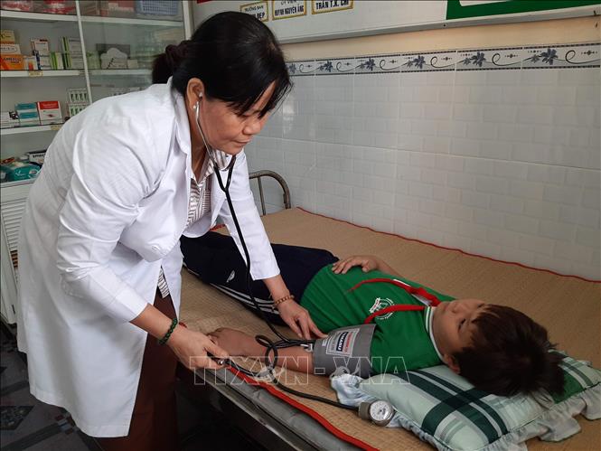 Trong ảnh: Tham gia bảo hiểm y tế, ngoài được chi trả các chi phí khi đi khám chữa bệnh tại các cơ sở y tế, học sinh, sinh viên còn được hưởng quyền lợi chăm sóc sức khỏe ban đầu tại nhà trường. Ảnh: Đức Hạnh - TTXVN 