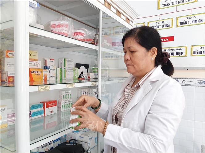 Trong ảnh: Tủ thuốc trong trường học được trang bị từ nguồn kinh phí do Quỹ bảo hiểm y tế trích lại, đáp ứng quyền lợi chăm sóc sức khỏe ban đầu tại nhà trường. Ảnh: Đức Hạnh - TTXVN 