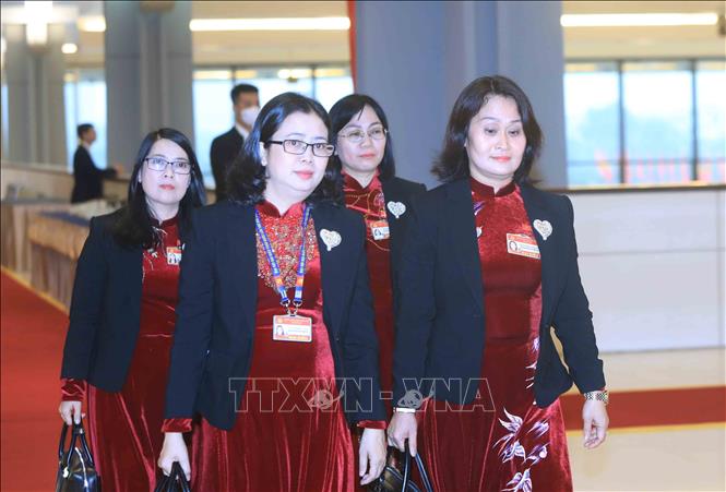 Trong ảnh: Các nữ đại biểu đến dự Đại hội, sáng 28/1. Ảnh: TTXVN