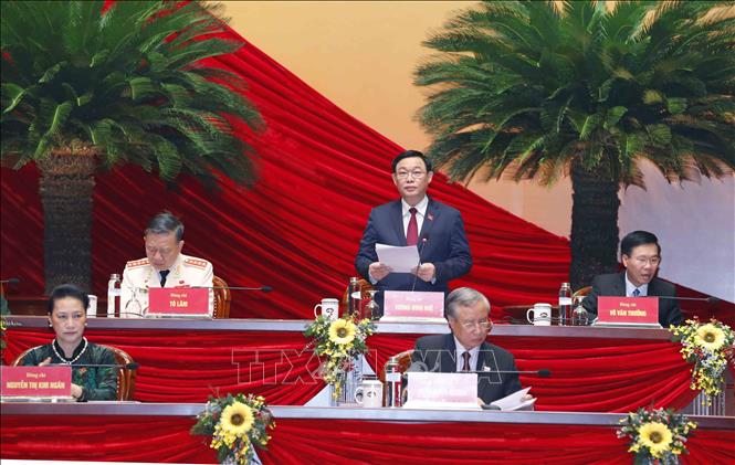 Trong ảnh: Đồng chí Vương Đình Huệ, Ủy viên Bộ Chính trị, Bí thư Thành ủy Hà Nội thay mặt Đoàn Chủ tịch điều hành phiên họp sáng 28/1. Ảnh: TTXVN