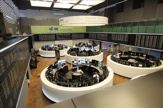 Trong ảnh: Giao dịch viên tại Sàn giao dịch chứng khoán ở Frankfurt am Main, Đức. Ảnh: AFP/ TTXVN