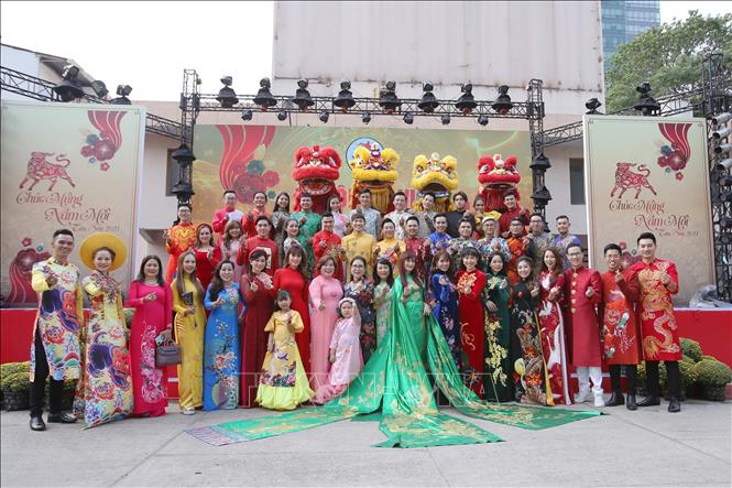 Trong ảnh: Đông đảo thanh thiếu niên và văn nghệ sỹ thành phố chụp ảnh lưu niệm tại Lễ hội Tết Việt Tân Sửu 2021. Ảnh: Thanh Vũ - TTXVN