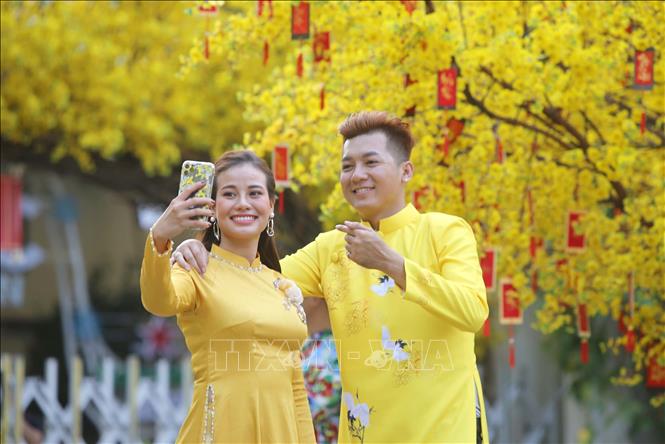 Trong ảnh: Khách tham quan chụp ảnh lưu niệm tại Lễ hội Tết Việt Tân Sửu 2021. Ảnh: Thanh Vũ - TTXVN