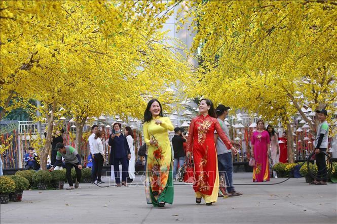 Trong ảnh: Đông đảo người dân thành phố tham quan chụp ảnh lưu niệm tại Lễ hội Tết Việt Tân Sửu 2021. Ảnh: Thanh Vũ - TTXVN