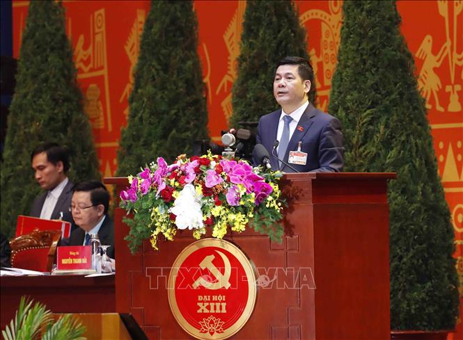 Trong ảnh: Đồng chí Nguyễn Hồng Diên, Ủy viên Trung ương Đảng, Phó Trưởng ban Tuyên giáo Trung ương thay mặt Đoàn Thư ký đọc thư của các tổ chức quốc tế chúc mừng Đại hội XIII của Đảng. Ảnh: TTXVN