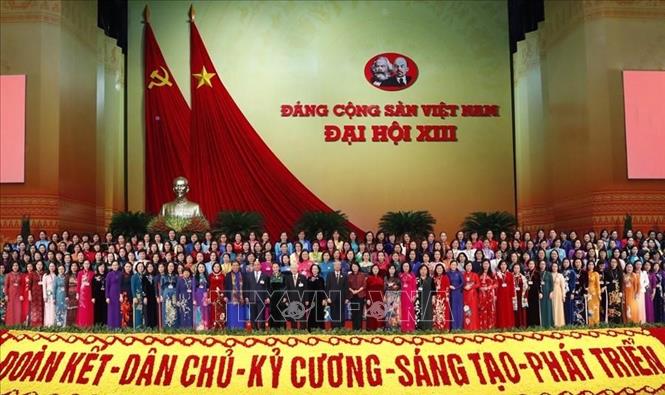 Trong ảnh: Lãnh đạo Đảng, Nhà nước chụp ảnh chung với hơn 200 nữ đại biểu tham dự Đại hội XIII của Đảng. Ảnh: TTXVN

