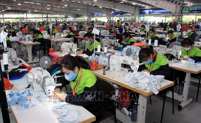 Trong ảnh: Công nhân làm việc tại Nhà máy Tân Đệ 6, Công ty Cổ phần sản xuất hàng thể thao Tân Đệ tại xã Minh Quang (Vũ Thư, Thái Bình). Ảnh: Thế Duyệt – TTXVN 