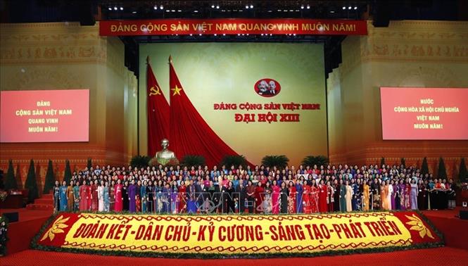 Trong ảnh: Lãnh đạo Đảng, Nhà nước chụp ảnh chung với các đại biểu nữ tham dự Đại hội XIII của Đảng, sáng 28/1. Ảnh: TTXVN