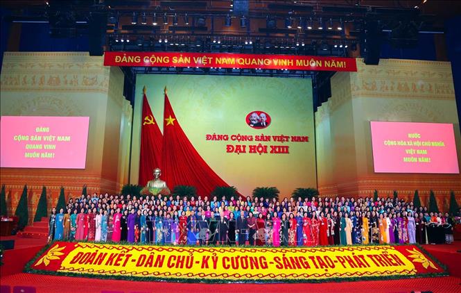 Trong ảnh: Lãnh đạo Đảng, Nhà nước chụp ảnh chung với hơn 200 nữ đại biểu tham dự Đại hội XIII của Đảng. Ảnh: TTXVN

