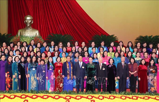Trong ảnh: Lãnh đạo Đảng, Nhà nước chụp ảnh chung với hơn 200 nữ đại biểu tham dự Đại hội XIII của Đảng. Ảnh: TTXVN