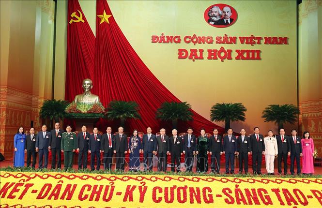 Trong ảnh: Lãnh đạo Đảng, Nhà nước chụp ảnh chung với Đoàn đại biểu Đảng bộ tỉnh Sóc Trăng. Ảnh: TTXVN

