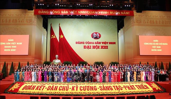 Trong ảnh: Lãnh đạo Đảng, Nhà nước chụp ảnh chung với hơn 200 nữ đại biểu tham dự Đại hội XIII của Đảng, sáng 28/1. Ảnh: TTXVN


