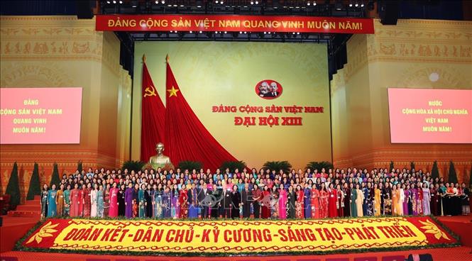 Trong ảnh: Lãnh đạo Đảng, Nhà nước chụp ảnh chung với hơn 200 nữ đại biểu tham dự Đại hội XIII của Đảng, sáng 28/1. Ảnh: TTXVN
