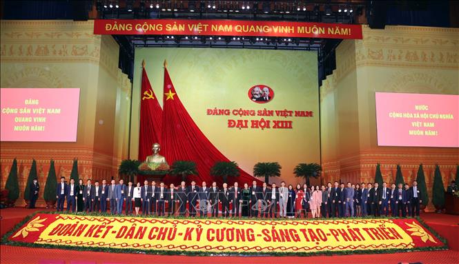 Trong ảnh: Lãnh đạo Đảng, Nhà nước chụp ảnh chung với Đoàn Trung tâm Báo chí Đại hội XIII của Đảng. Ảnh: TTXVN


