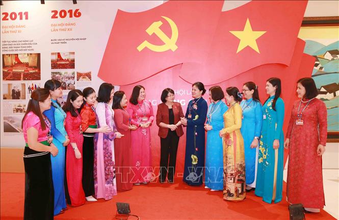 Trong ảnh: Ủy viên Trung ương Đảng, Phó Chủ tịch nước Đặng Thị Ngọc Thịnh với các nữ đại biểu dự Đại hội. Ảnh: TTXVN