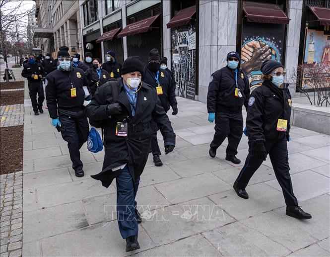 Trong ảnh: Cảnh sát tuần tra trên đường phố tại Washington, DC, Mỹ, ngày 20/1/2021. Ảnh: AFP/ TTXVN