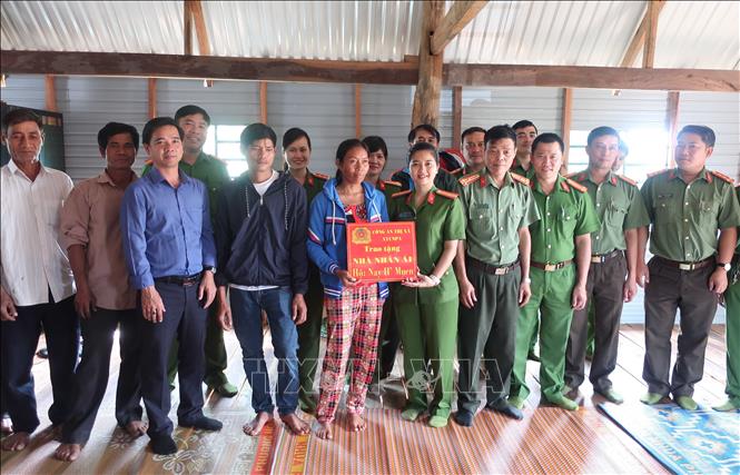 Trong ảnh: Đại biểu Quốc hội Ksor H’Bơ Khăp trao nhà tình nghĩa cho người nghèo tại tỉnh Gia Lai. Ảnh: TTXVN phát
