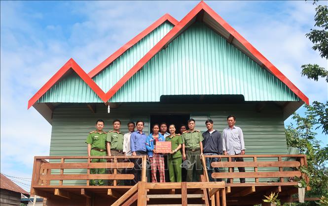 Trong ảnh: Đại biểu Quốc hội Ksor H’Bơ Khăp trao nhà tình nghĩa cho người nghèo tại tỉnh Gia Lai. Ảnh: TTXVN phát