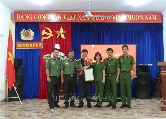 Trong ảnh: Trung tá Ksor H’Bơ Khăp, Trưởng công an thị xã Ayun Pa triển khai công việc trong đơn vị. Ảnh: TTXVN phát