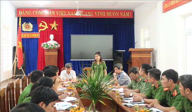 Trong ảnh: Trung tá Ksor H’Bơ Khăp, Trưởng công an thị xã Ayun Pa triển khai công việc trong đơn vị. Ảnh: TTXVN phát